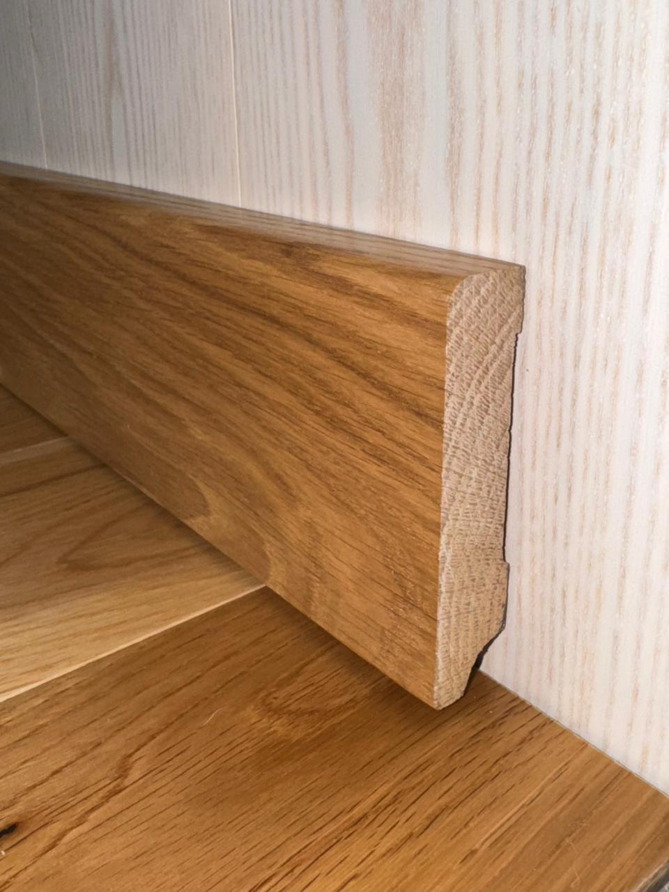 Плинтус Дуб массив под лаком полуматовый 90х20 мм